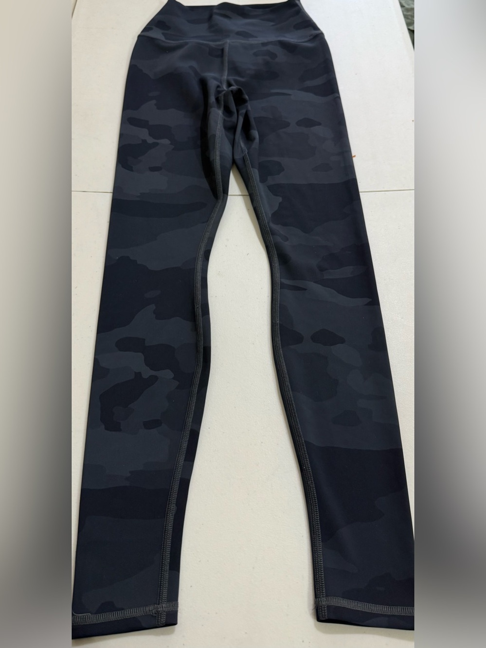 ALO Yoga Men's Dark Gray Black Camo Joggers